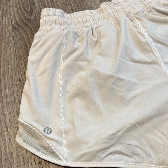 Lululemon Hotty Hot Short  size 6 - Picture 3 of 5